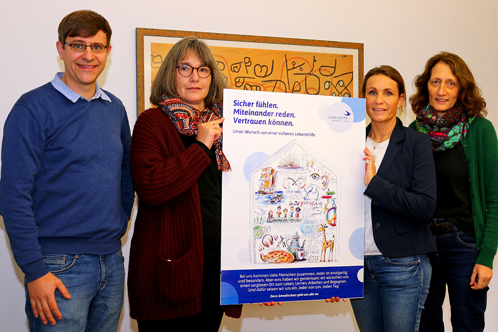 Präsentieren das Wunschbild als Grundlage für die weitere Projektarbeit (im Bild von links): Siegmar Sayk, Wibke Schneider, Antonia Himmler und Marina Brandt.