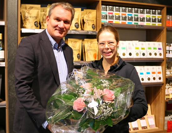 Dr. Marc Brockmann, Geschäftsführer der Lebenshilfe
Rotenburg-Verden, gratulierte Inga Bruns mit einem Blumenstrauß