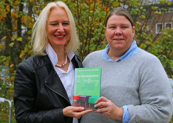 Melanie Ludwig (rechts im Bild) von der Kontakt- und
Beratungsstelle Ambulant Betreutes Wohnen in Verden freut sich,
Corinna Kohröde-Warnken für die Lesung gewonnen zu haben