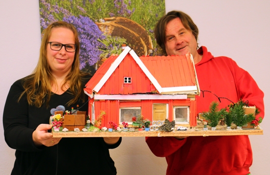 Lena Wellbrock und Peter Skopnick mit dem Schwedenhaus