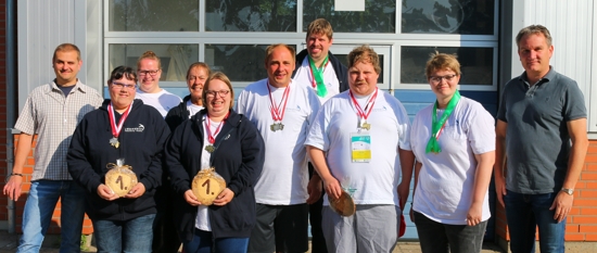 Die Schwimmerinnen und Schwimmer mit ihrer Delegation wurden von
Dr. Marc Brockmann (rechts) und Jörn Steppat (links) begrüßt