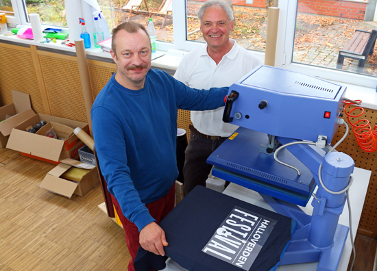 Bereiteten den Druck der aktuellen HalloVerden-T-Shirts vor:
Diethelm Heeger und Manfred Wolfs in der DruckWerkStadt