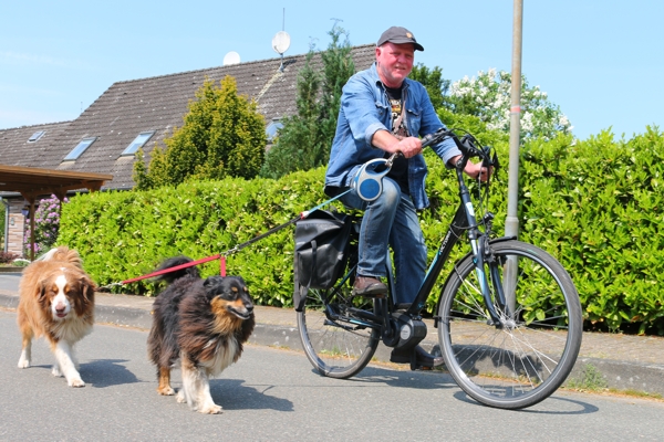 Rainer Nagel macht's in Begleitung seiner Vierbeiner vor: Rauf aufs
Rad und anmelden fürs Stadtradeln im „Team Bewegte Lebenshilfe“