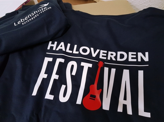 Druckfrisch auf den Tisch: Unsere HalloVerden-Festival-Shirts sind
in unserer DruckWerkStadt in Rotenburg entstanden