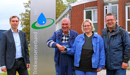 Handschlag auf die gute Zusammenarbeit: Christin Vista mit ihrem
Kollegen Dietmar Teubert sowie Stefan Hamann (Geschäftsführer des
Trinkwasserverbands Verden; links im Bild) und Jobcoach Marco
Schwandt (rechts)
