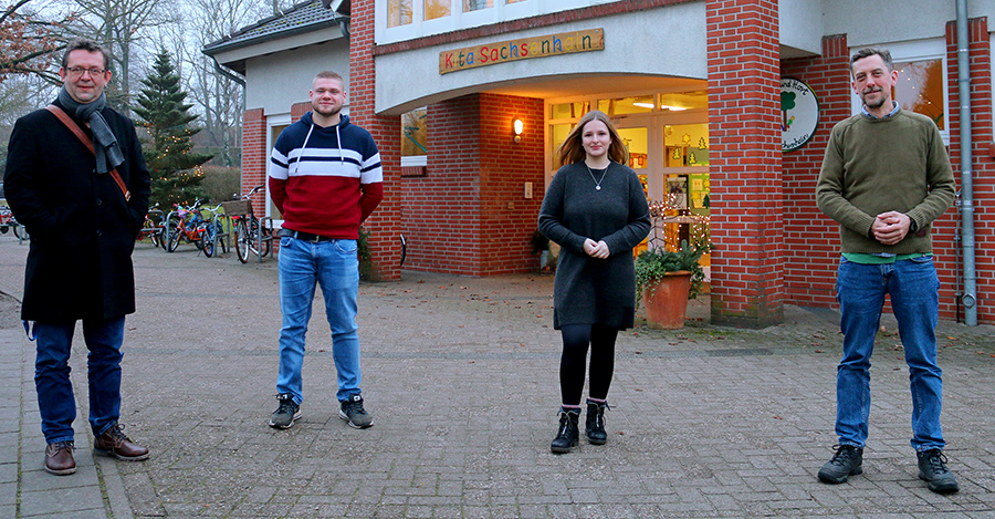 Till Huhnholt (Zweiter von links) mit Lebenshilfe-Job-Coach Marco Schwandt (links) sowie Juliana Hübner und Lars Kück von der Kindertagesstätte Sachsenhain