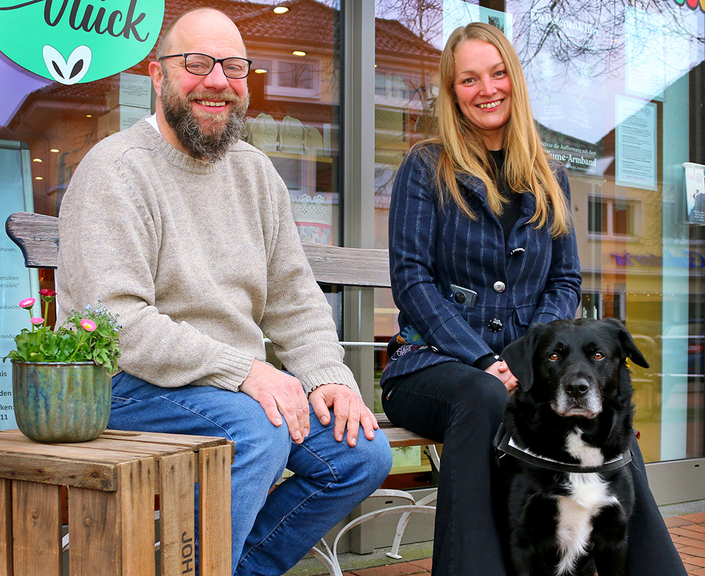 Martin Schwarz-Lübben (Leitung Offene Hilfen) und Eva Bajer mit Sherlock, der aktuell zum Therapiehund ausgebildet wird