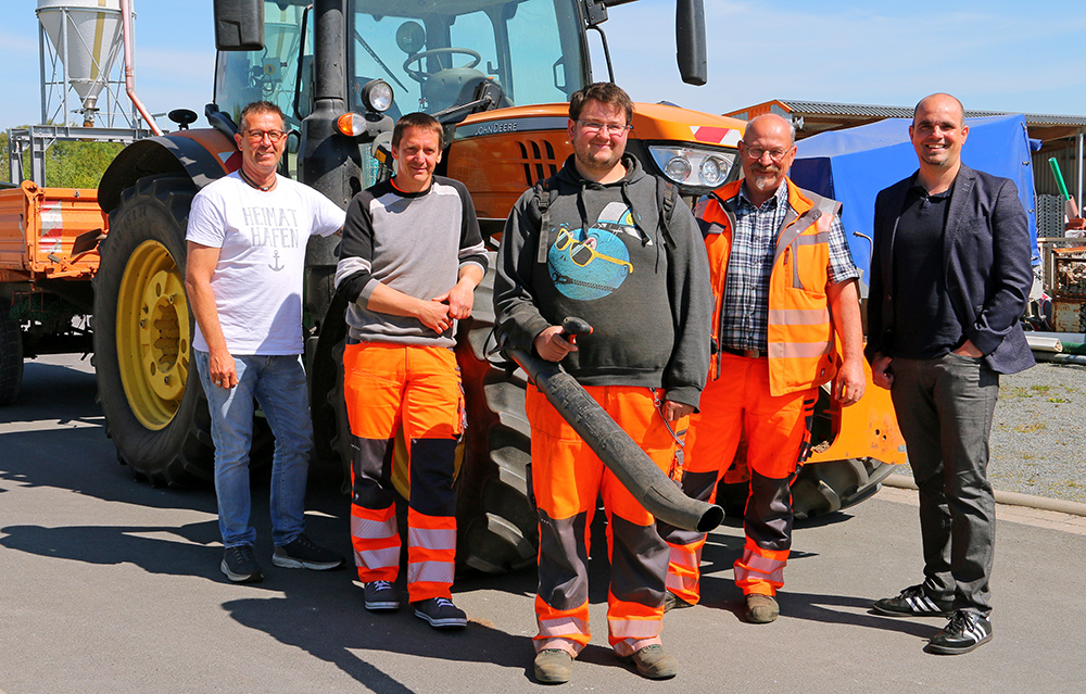 Fototermin für Jonas Reinke mit den Kollegen vom Bauhof sowie mit Bürgermeister André Lüdemann (rechts) und Job-Coach Michael Pfingst (links)